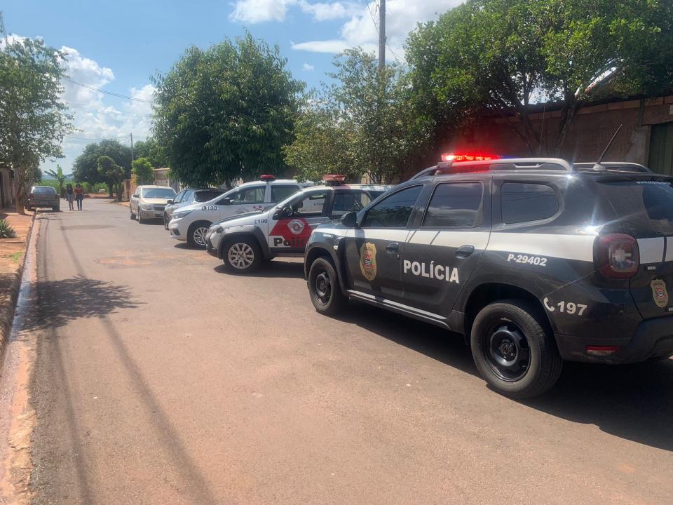 Foto 3 de 5 — Após ação policial, mulher é detida por tráfico de drogas
